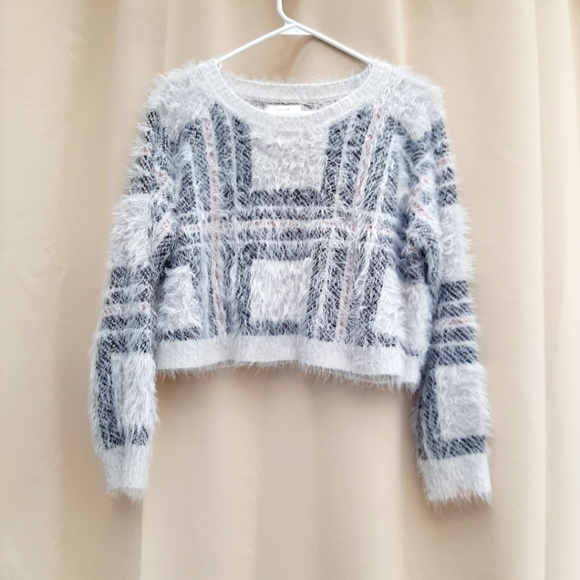 *Cotton-On*  cropped sweater- too cute- polar bear 🐻‍❄️ look- with plaid  🛍 - Picture 1 of 5